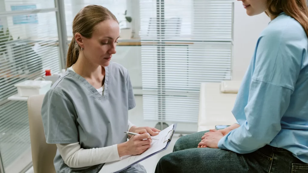 Professionnelle de santé à l’écoute d’une patiente lors d’un premier rendez-vous